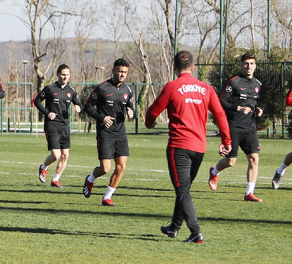 Eskişehirspor’da gösterdiği başarılı performansla Ümit Milli Takıma seçilen Mehmet Özcan milli takımla ilk antrenmanına çıktı.