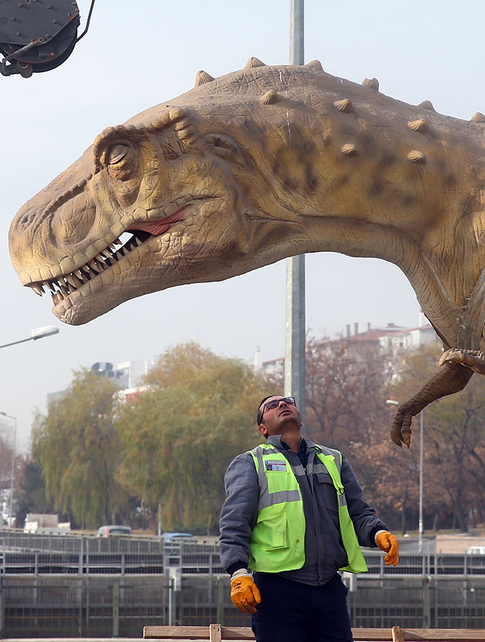 Melih Gökçek'in istifasının ardından Gökçek döneminde Ankara'da AOÇ Kavşağı'na konulan dinozor maketi bugün kaldırıldı.