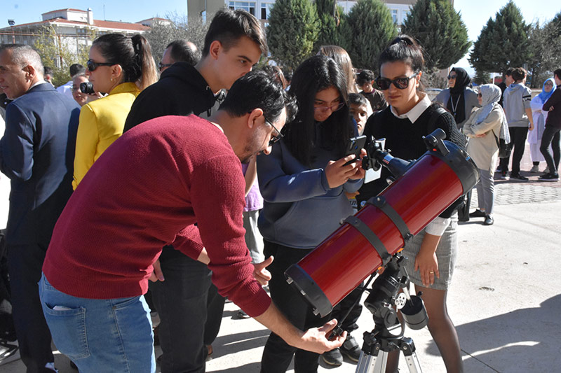 Parçalı güneş tutulmasını,Eskişehir'in Beylikova ilçesindeki öğrenciler gözlem etkinliğinde izledi