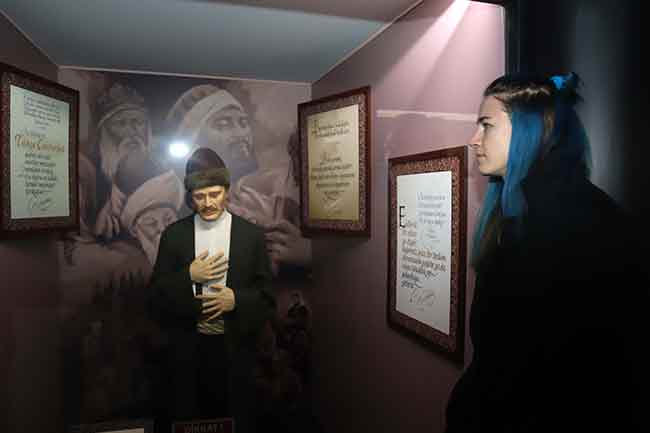 Tarihi Odunpazarı Bölgesi’ndeki Yılmaz Büyükerşen Balmumu Heykeller Müzesi’ni ziyaret eden Boz, müzeye hayran kaldığını ifade ederek özellikle Atatürk heykellerinin çok başarılı olduğunu ifade etti. 