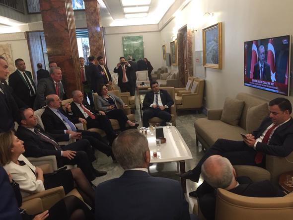 Cumhurbaşkanı Recep Tayyip Erdoğan, MHP Genel Başkanı Devlet Bahçeli ile yaptığı görüşmenin ardından erken seçimlerin 24 Haziran tarihinde yapılacağını canlı yayında açıkladı. Milletvekilleri, Erdoğan'ın açıklamasını TBMM'de böyle izledi.