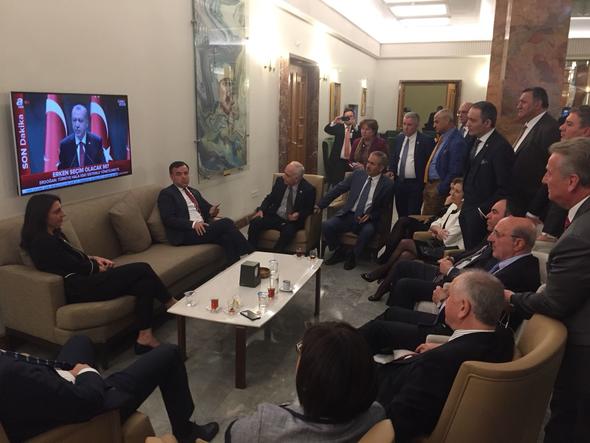 Cumhurbaşkanı Recep Tayyip Erdoğan, MHP Genel Başkanı Devlet Bahçeli ile yaptığı görüşmenin ardından erken seçimlerin 24 Haziran tarihinde yapılacağını canlı yayında açıkladı. Milletvekilleri, Erdoğan'ın açıklamasını TBMM'de böyle izledi.