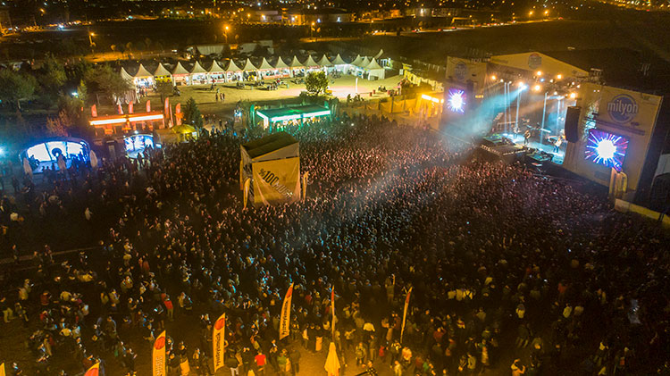 MilyonFest Eskişehir’in ikinci gününün dikkat çeken bir başka sürprizi Umut Kuzey’in sahnesinde yaşandı. Konserin sonunda bir anda karşılarında Bando Es Es topluluğunu gören seyirciler büyük bir şaşkınlık ve mutluluk yaşadı.