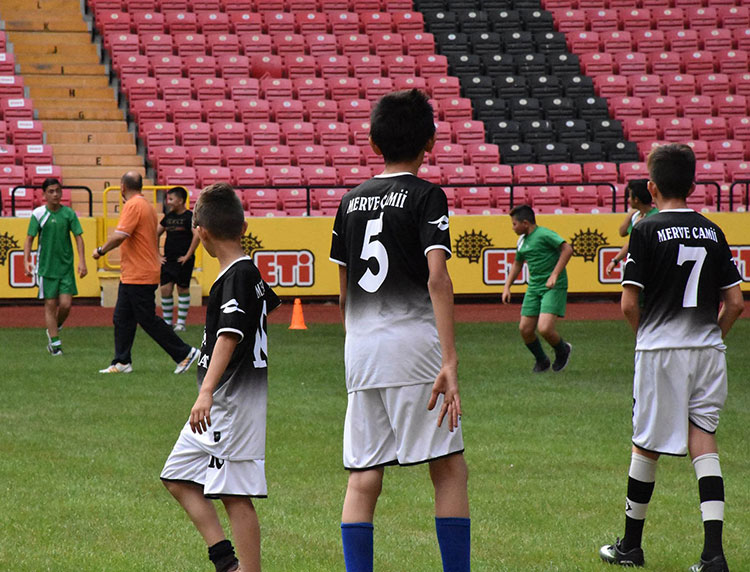 Eskişehir Yeni Stadyum, Kur'an Kursu öğrencilerinin maçına ev sahipliği yaptı. 