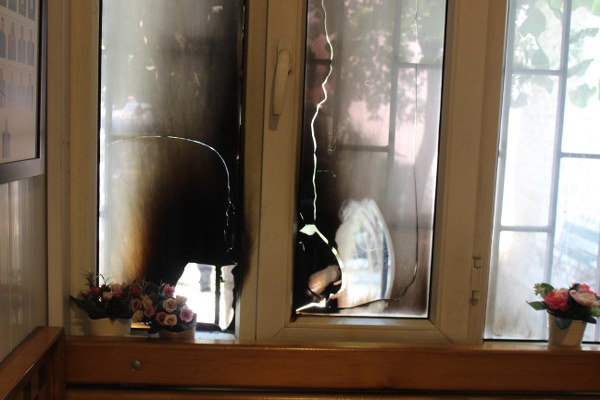 Eskişehir'de Hasan Polatkan Caddesi'ndeki binaya gece saatlerinde kimliği belirsiz kişilerce yanıcı sıvı atılarak yangın çıkarıldığı öne sürüldü.