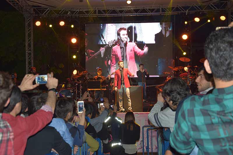Ünlü sanatçı Mustafa Ceceli, Bilecik Belediyesi tarafından düzenlenen "Gençlik Şöleni" kapsamında konser verdi.