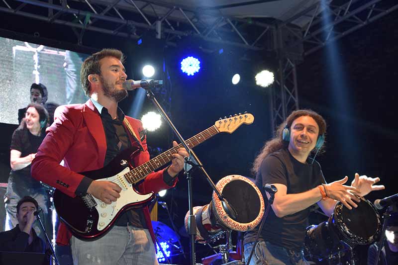 Ünlü sanatçı Mustafa Ceceli, Bilecik Belediyesi tarafından düzenlenen "Gençlik Şöleni" kapsamında konser verdi.