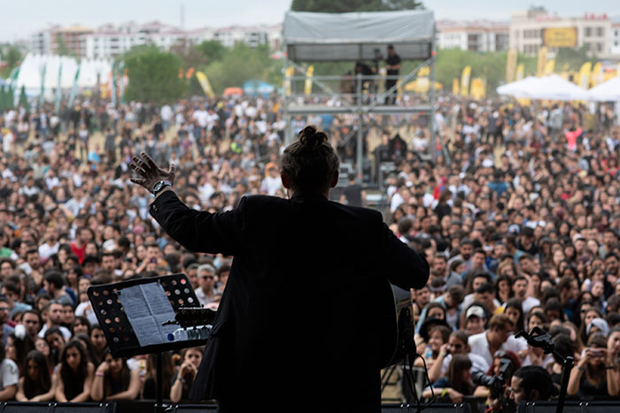 Türk müziğinin yıldız isimleri Eskişehir'de bu yıl ilki gerçekleştirilen 'EskiFest'te bir araya gelirken, gençler doyasıya eğlendi. 