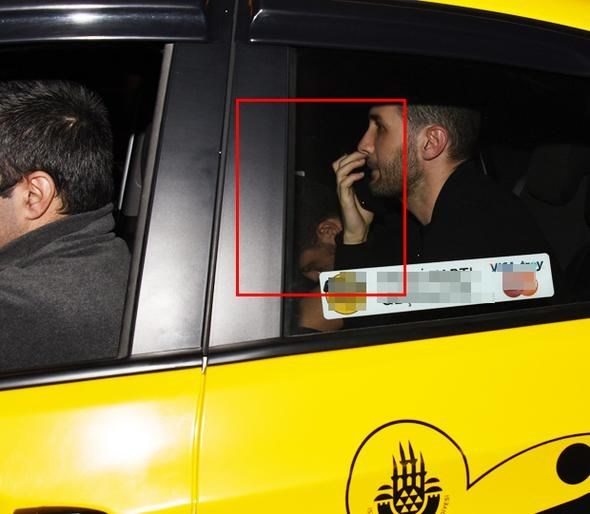 Fenerbahçeli futbolcular Alper Potuk ile Ozan Tufan, önceki akşamki İstanbulspor galibiyetini çapkınlık turunda kutladı! Karaköy'deki bir mekanda eğlenen futbolculara iki esmer güzel eşlik etti. İki kafadar, çıkışta görüntü vermemek için akla karayı seçti. Potuk, kızlarla VIP araca bindi.