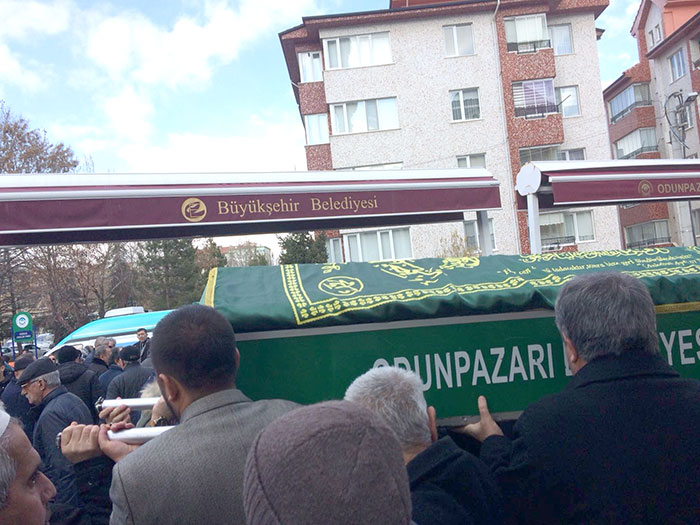 Eskişehir’de katıldığı toplantıda geçirdiği kalp krizi sonucu hayatını kaybeden Türkçe Öğretmeni Nihat Ural, cenaze namazı kılınarak son yolculuğuna uğurlandı. 