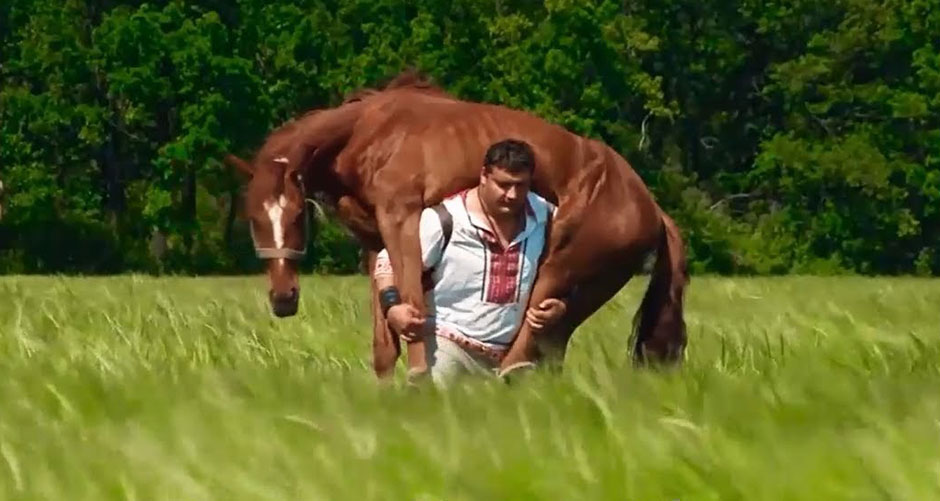 Kilosu 400 çivarında olan atları sırtına alıp yürüyen Dmitriy Khaladzhi, korkunç bir güce sahip.