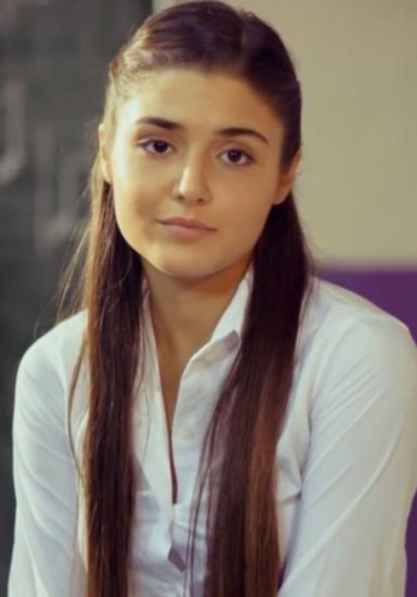Mimar Sinan Üniversitesi Güzel Sanatlar Fakültesi Geleneksel Türk Sanatları bölümünde öğrenimini sürdüren Erçel, ekran için kamera karşısına geçmeden önce katıldığı güzellik yarışmalarıyla adını duyurdu.