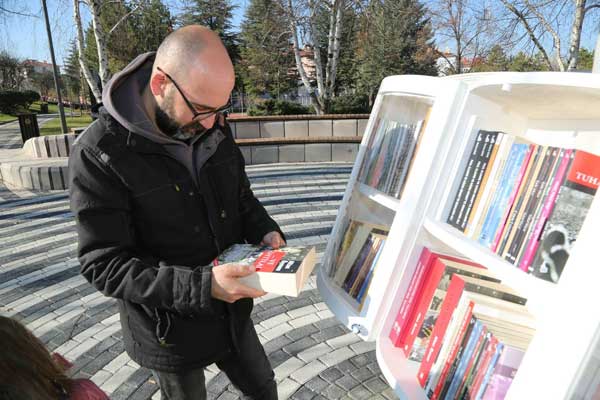 Odunpazarı Belediyesi, geçtiğimiz yıllarda açılışını yaptığı Uğur Mumcu Parkı ve Basın Parkı’nda yer alan; vatandaşların da yoğun ilgi gösterdiği açık hava kütüphanelerine bir yenisini ekledi.