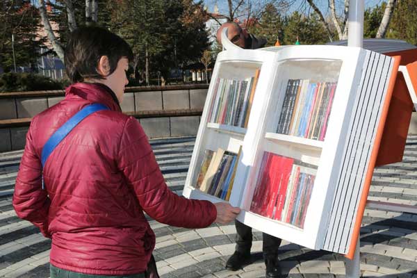 Odunpazarı Belediyesi, öğretmenlere hediye ederek 24 Kasım Öğretmenler Günü’nde açılışını yaptığı Öğretmenler Parkı’na açık hava kütüphanesi yerleştirdi. 