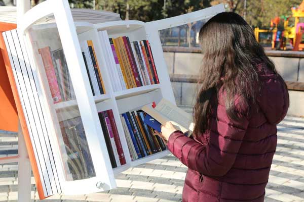 Yenikent Mahallesi Sinan Alaağaç Caddesi’nde bulunan Öğretmenler Parkı’nda yer alan açık hava kütüphanesine vatandaşlar ilgi gösterdi. Çocuklarını parka götüren yetişkinler, açık hava kütüphanelerinden aldıkları kitapları büyük bir keyifle okuyor.