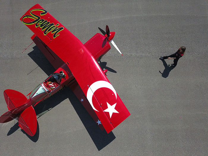 Eskişehir'in Sivrihisar ilçesindeki Necati Artan Sportif Havacılık Tesislerinin kurucularından babasının izinden giderek Türkiye'nin tek sivil kadın akrobasi pilotu olan gökyüzü aşığı 27 yaşındaki Semin Öztürk, pilot olmak isteyen kadınlara yol gösterip cesaretlendiriyor.