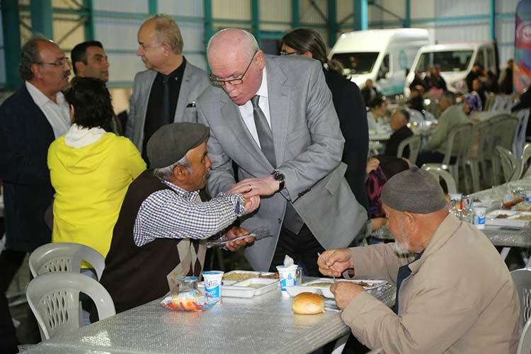 Odunpazarı Belediyesi tarafından hazırlanan iftar programları, 75. Yıl mahallesinde verilen iftar yemeği ile başladı.
