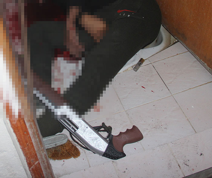 Adana'da öğrenci servis aracına pompalı tüfekle 5 el ateş eden bir kişi, polisten kaçamayacağını anlayınca intihar etti. 
