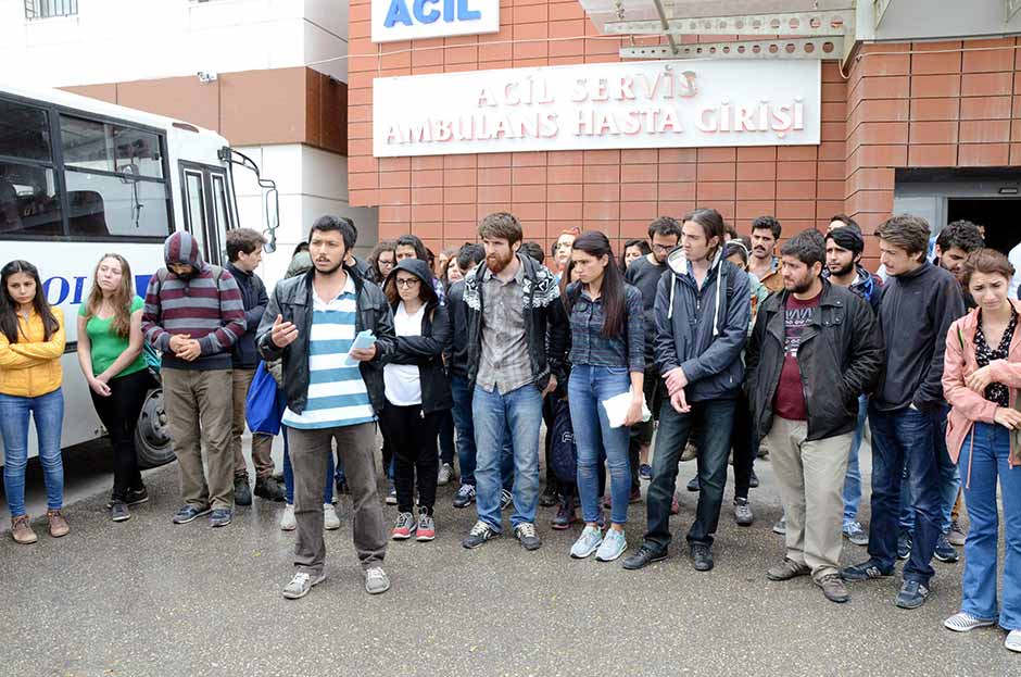 Eskişehir’de karşıt görüşlü iki öğrenci grubu arasında çıkan arbedede yaralanan 4 öğrenci tedavi altına alındı.
