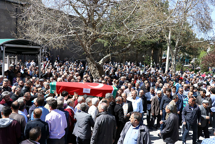 Eskişehir Osmangazi Üniversitesi (ESOGÜ) Eğitim Fakültesi'nde bir araştırma görevlisinin silahlı saldırısı sonucu yaşamını yitiren Dr. Öğr. Üyesi Serdar Çağlak'ın (33) cenazesi, memleketi Kayseri'de defnedildi.