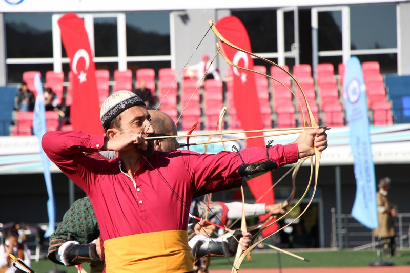 Eskişehir Osmangazi Üniversitesinde (ESOGÜ) düzenlenen 3’üncü Geleneksel Okçuluk yarışmasında oklar, 29 Ekim Cumhuriyet Bayramı için atıldı. 