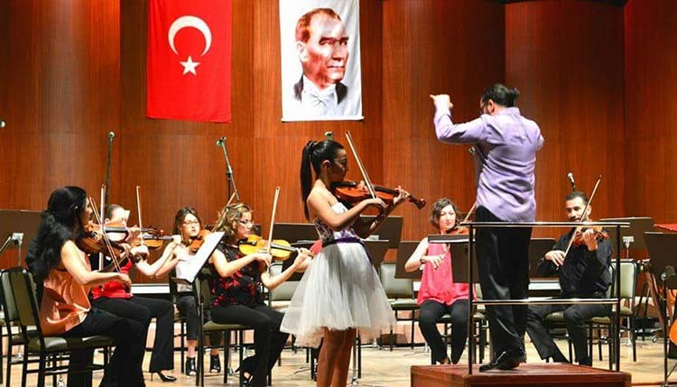 Bilecik'te yaşayan ve müziğe olan düşkünlüğü nedeniyle dört sene önce Eskişehir Anadolu Üniversitesi Devlet Konservatuvarı Ortaokuluna kayıt olan Duru Güzel, okulu birincilikle bitirdi.