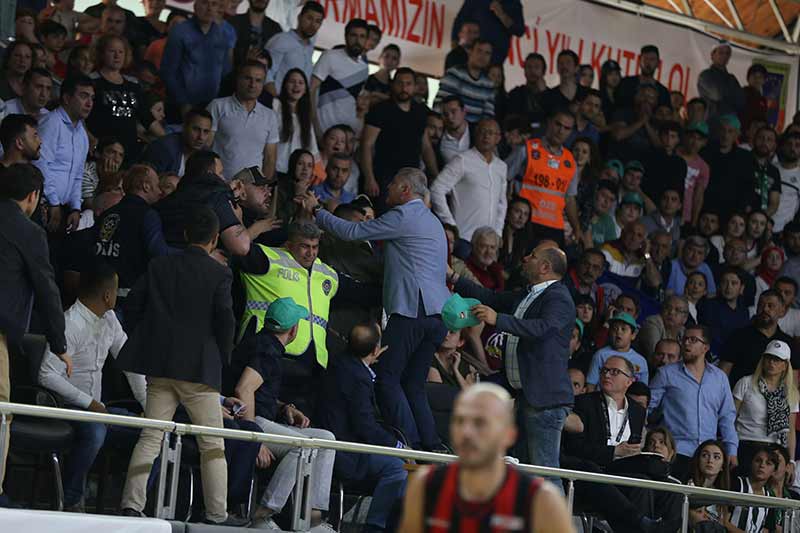 Sakaryalılar aylar önce Eskişehirsporlu taraftarlara çirkince saldırarak tepti toplamıştı. Bu kez hedef Eskişehir Basket’ti. Bugünkü maçta istenmeyen olaylar yaşandı!
