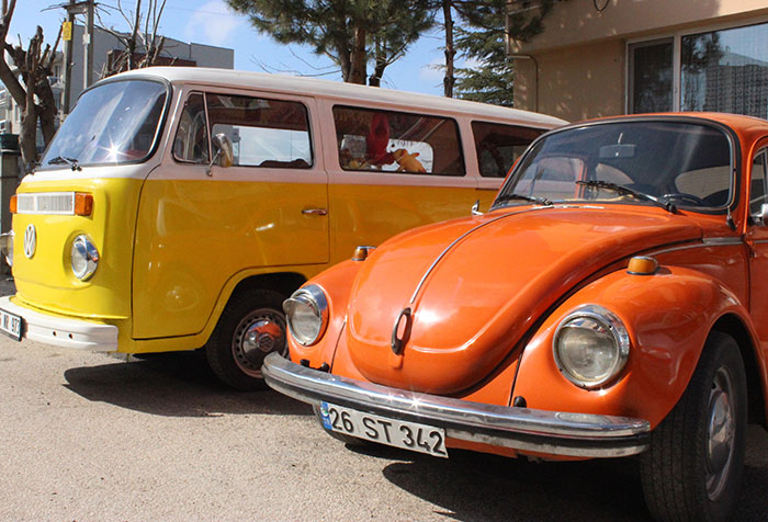 Eskişehir’de klasik Volkswagen marka araç sevdalısı 38 yaşındaki Emre Bülbül, 'Vosvos' olarak adlandırılan 3 otomobil ve 1 minibüsüne adeta çocuğu gibi bakıyor. 