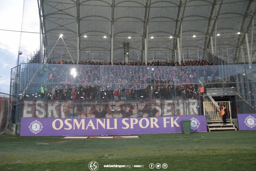 Eskişehirspor'un efsane taraftarı, Ankara'da da takımlarını yalnız bırakmadı ve sürekli tezahüratlarıyla takıma büyük moral kaynağı oldu.
