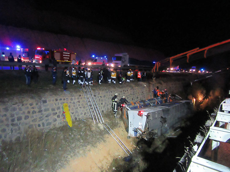 Afyonkarahisar'da bir yolcu otobüsü refüjdeki su kanalına devrilmesi sonucu 28 kişi yaralanırken ilk belirlemelere göre 8 kişinin de hayatını kaybettiği öğrenildi. 