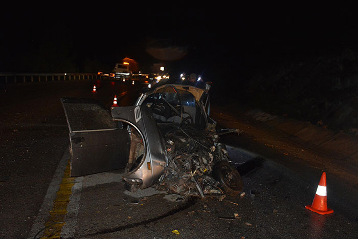 Bilecik’te meydana gelen trafik kazasında beton mikseriyle çarpışan otomobil hurdaya dönerken, sürücüsü ise ağır yaralandı. 