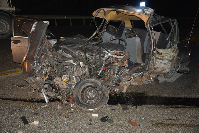 Bilecik’te meydana gelen trafik kazasında beton mikseriyle çarpışan otomobil hurdaya dönerken, sürücüsü ise ağır yaralandı. 