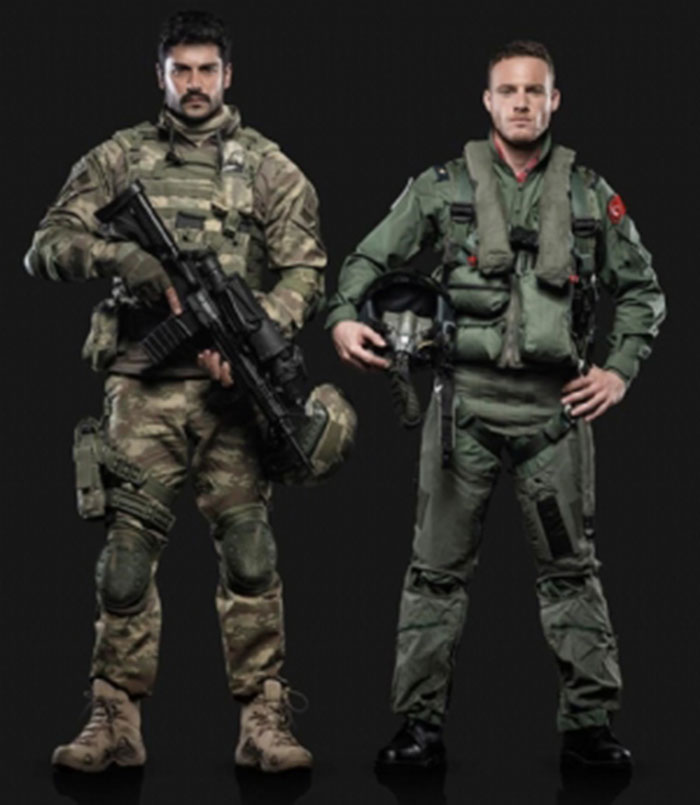 Yeni filmleri 'Can Feda' için son hızla çalışan Burak Özçivit ve Kerem Bürsin, 2017'nin son günü sette 2018'i evlerinden uzakta karşılayan askerlere sürpriz yaparak moral verdiler.