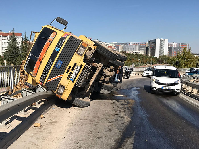 Eskişehir'de meydana gelen trafik kazasında pancar yüklü kamyon köprü üzerinde devrildi. 