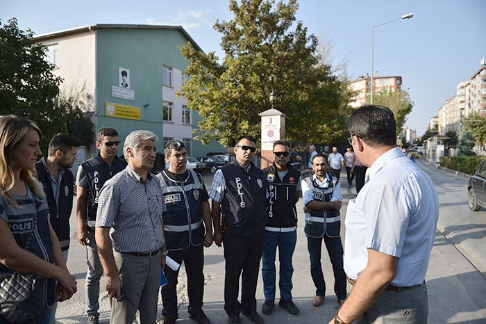 Eskişehir’de eğitim öğretim yılının başlamasının ardından Eskişehir İl Emniyet Müdürlüğünden okul önlerinde bekleyen kişilere yönelik uygulama yapıldı.