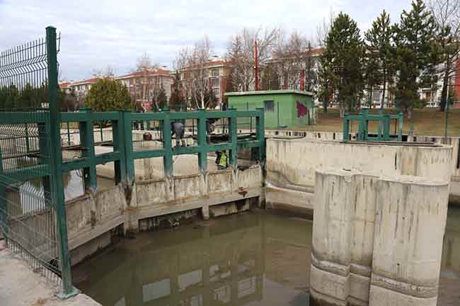 . Dip temizliğinin yanı sıra tazyikli su ile beton temizliklerinin de gerçekleştirildiğini belirten Büyükşehir Belediyesi yetkilileri, en kısa süre içerisinde Porsuk Çayı’nın güzel görüntüsüne kavuşacağını ifade ettiler