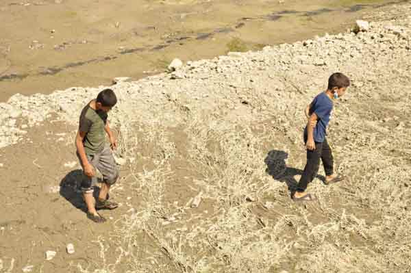 Eskişehir’de kayıp olarak aranan 4 kişinin bulunması çalışmaları kapsamında suyu çekilen Porsuk Çayı’nda araştırmalar devam ediyor.