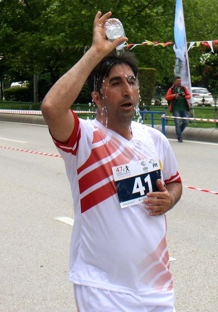 Startını Eskişehir Vali Yardımcısı Bekir Sıtkı Tütüncü ile PTT Genel Müdür Yardımcısı Osman Çetinkaya'nın verdiği yarışta kadın postacılar 5 kilometre, erkekler ise 10 kilometre sonunda dereceye girmek için ter döktü.