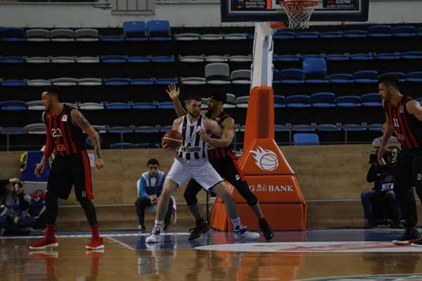 Eskişehir Basket, Sakarya Büyükşehir Basketbol’a deplasmanda 100-89 mağlup oldu. Bu sonuçla Potanın Şimşekleri ilk yarıyı 4. sırada tamamladı.