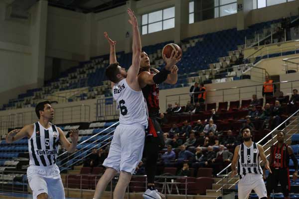 Eskişehir Basket, Sakarya Büyükşehir Basketbol’a deplasmanda 100-89 mağlup oldu. Bu sonuçla Potanın Şimşekleri ilk yarıyı 4. sırada tamamladı.