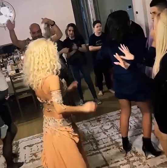 Nilüfer ilçesi Odunluk Mahallesindeki lüks rezidansın dairesinde bir araya gelen 11 kişi, corona tedbirleri kapsamında yasak olmasına rağmen dansözlü eğlence düzenledi.