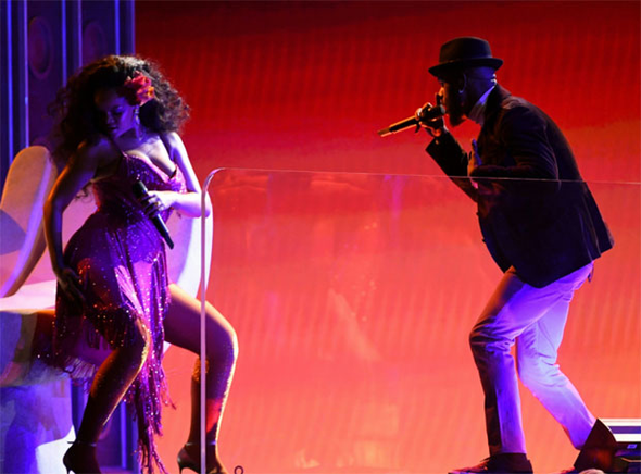 Rihanna, Grammy gecesine şarkılarıyla ve danslarıyla damgasını vurdu. 