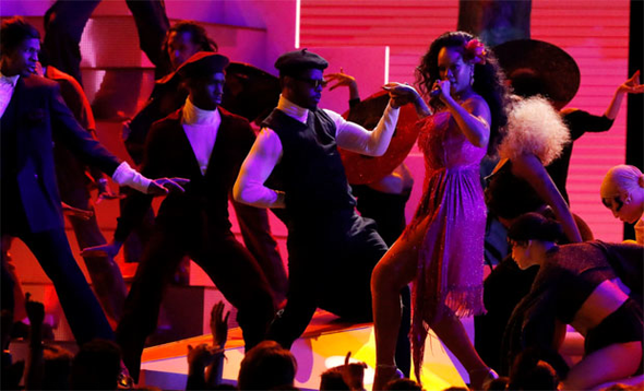 Rihanna, DJ Khaled ve Bryson Tiller ile birlikte sahneye çıktı. Wild Thoughts (Vahşi Düşünceler) adlı şarkısını seslendirdi. 