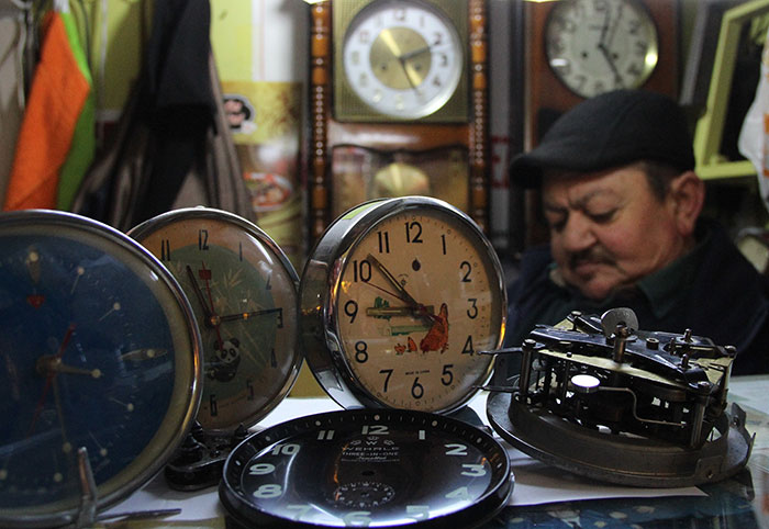 Eskişehir’de 35 yıldır çeşitli saatlerin tamirini yapan Selami Ünlü, eskiden ihtiyaç olarak kullanılan saatlerin günümüzde sadece aksesuar olarak kullanıldığını belirterek, "Teknoloji her geçen gün kendini yeniliyor, ama bazı değerlerimizi de götürüyor" dedi.