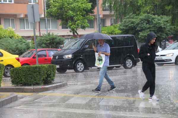 Bazı vatandaşların yağmurdan korunmak için şemsiye ile dışarı çıktığı görülürken, bazıları ise hazırlıksız yakalandı. 