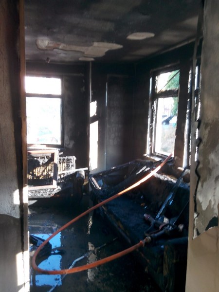 Alevleri gören vatandaşlar, durumu itfaiyeye bildirdi. Yangın, ekiplerin 30 dakikalık çalışması sonucu söndürülürken evde büyük çaplı maddi hasar meydana geldi. 