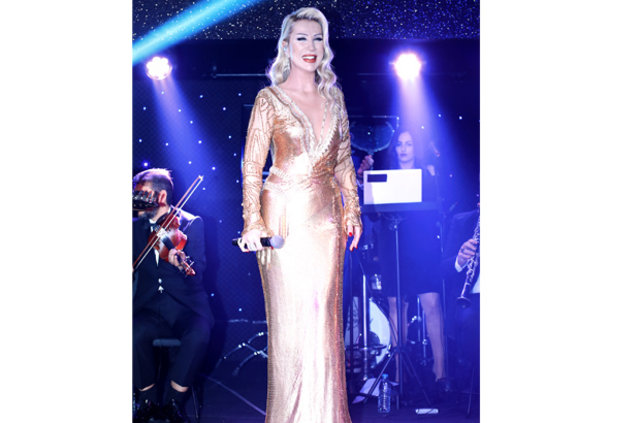 Ünlü şarkıcı Seda Sayan muhteşem bir konsere imza attı.