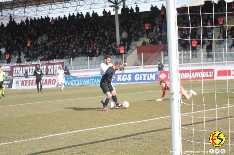Eskişehirspor Elazığ deplasmanında maç 0-0 berabereyken müthiş bir pozisyon yakaladı ancak 8. dakikadaki pozisyonda Semih bomboş kaleye topu gönderemedi.