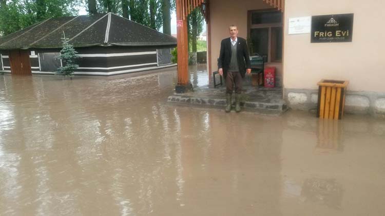 Eskişehir’de etkili olan şiddetli yağışlar Seyitgazi ilçesinde sele neden oldu. 