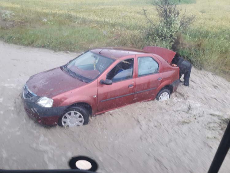 Eskişehir’de etkili olan şiddetli yağışlar Seyitgazi ilçesinde sele neden oldu. 